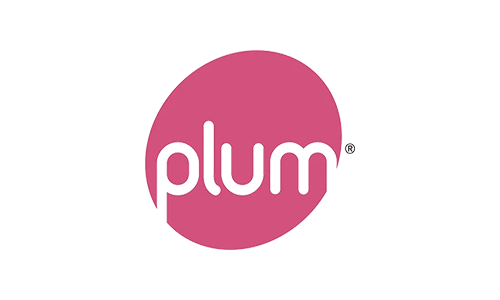 Logotyp med texten 'plum' i vitt på rosa oval bakgrund.
