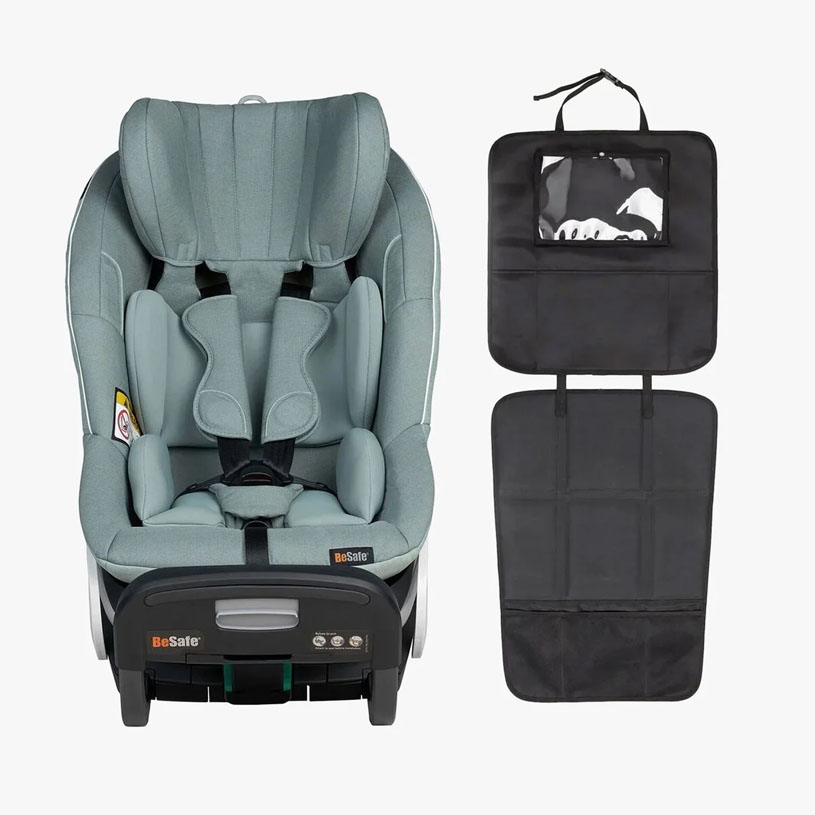 Svart barnbilstol med basenhet mot grå bakgrund.