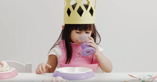 prinsessa dricker glaset.JPG